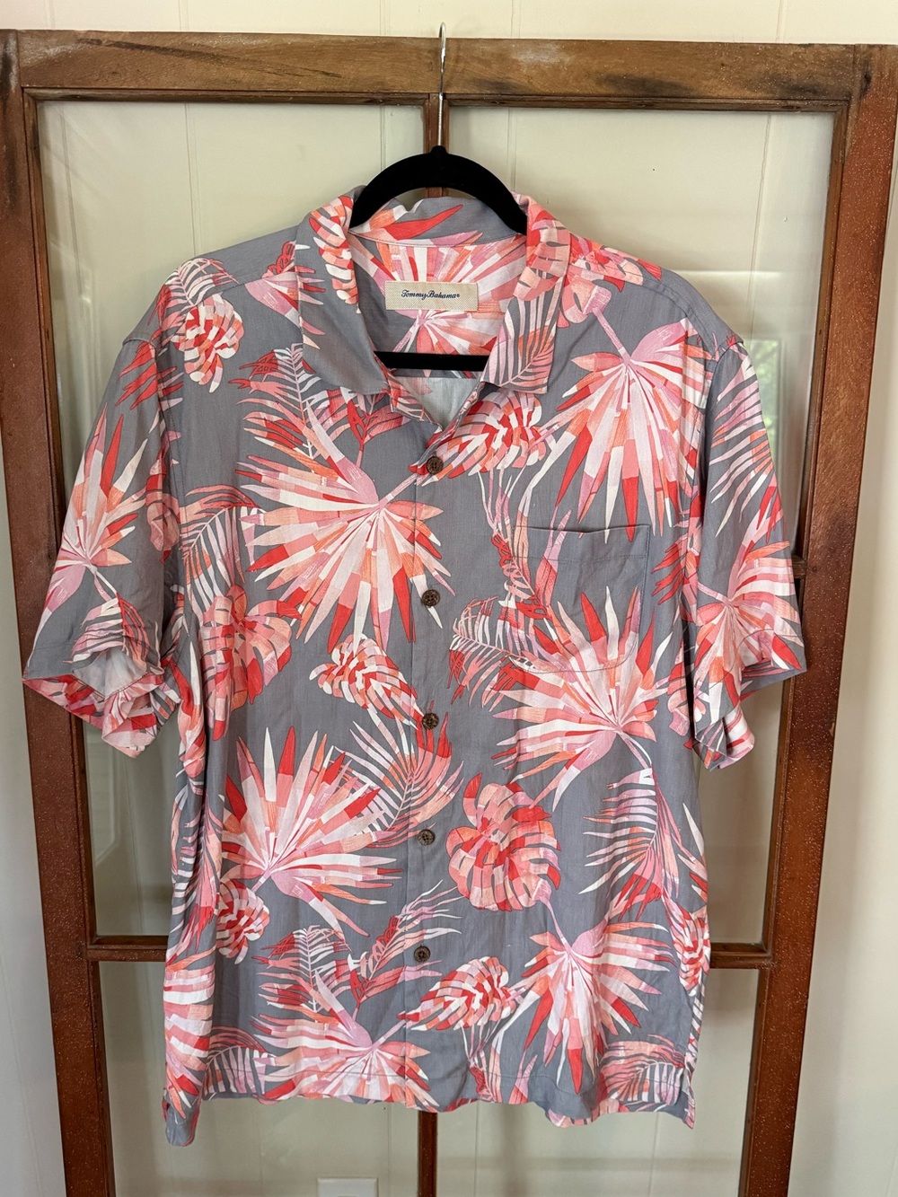 Tommy Bahama NWOT Men’s 100% Silk Hawaiian Tropical Camp Shirt Gray Pink Size L